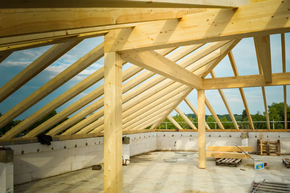 Charpente traditionnelle en bois vue depuis l'intérieur des combles