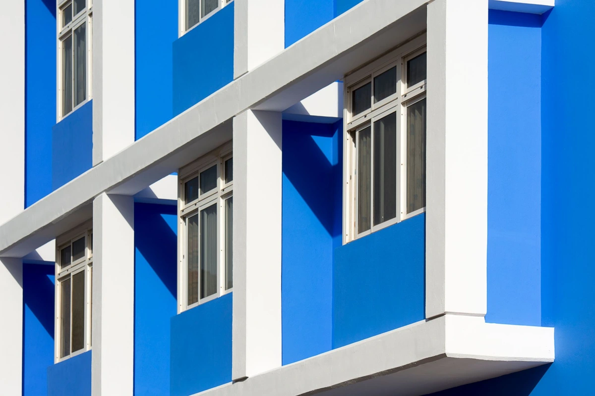 Panneaux isolants fixés sur une façade avant application de l'enduit