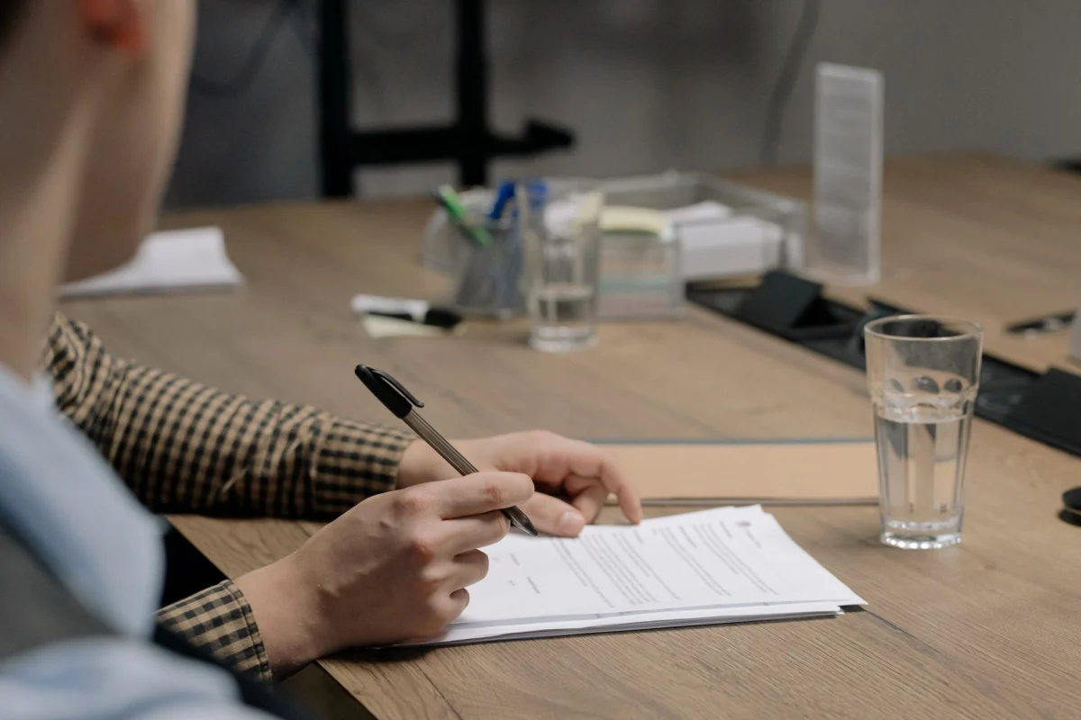 Documents de chiffrage et plans posés sur une table de travail