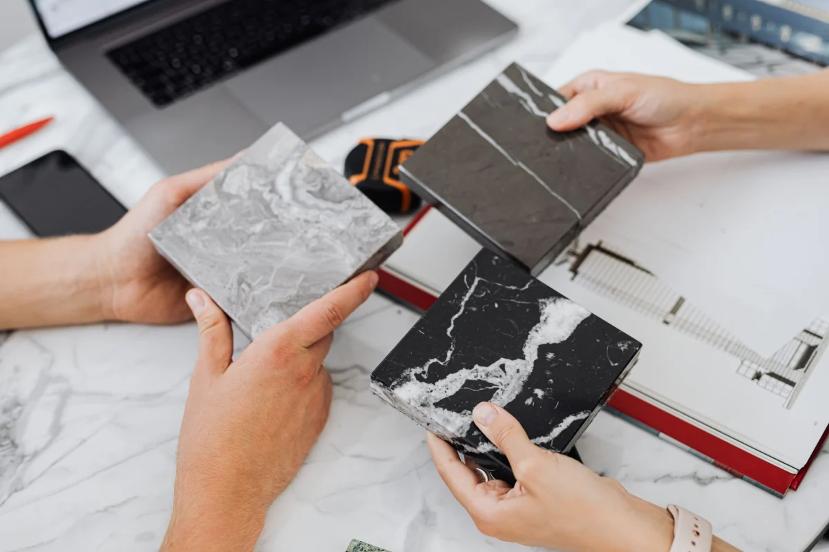 Plans, calculatrice et échantillons de matériaux isolants sur une table