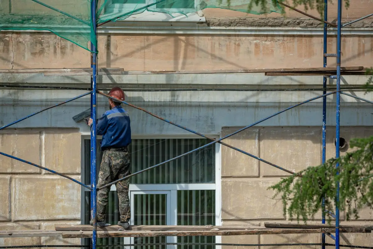 Façade de maison en cours de ravalement avec échafaudage en place