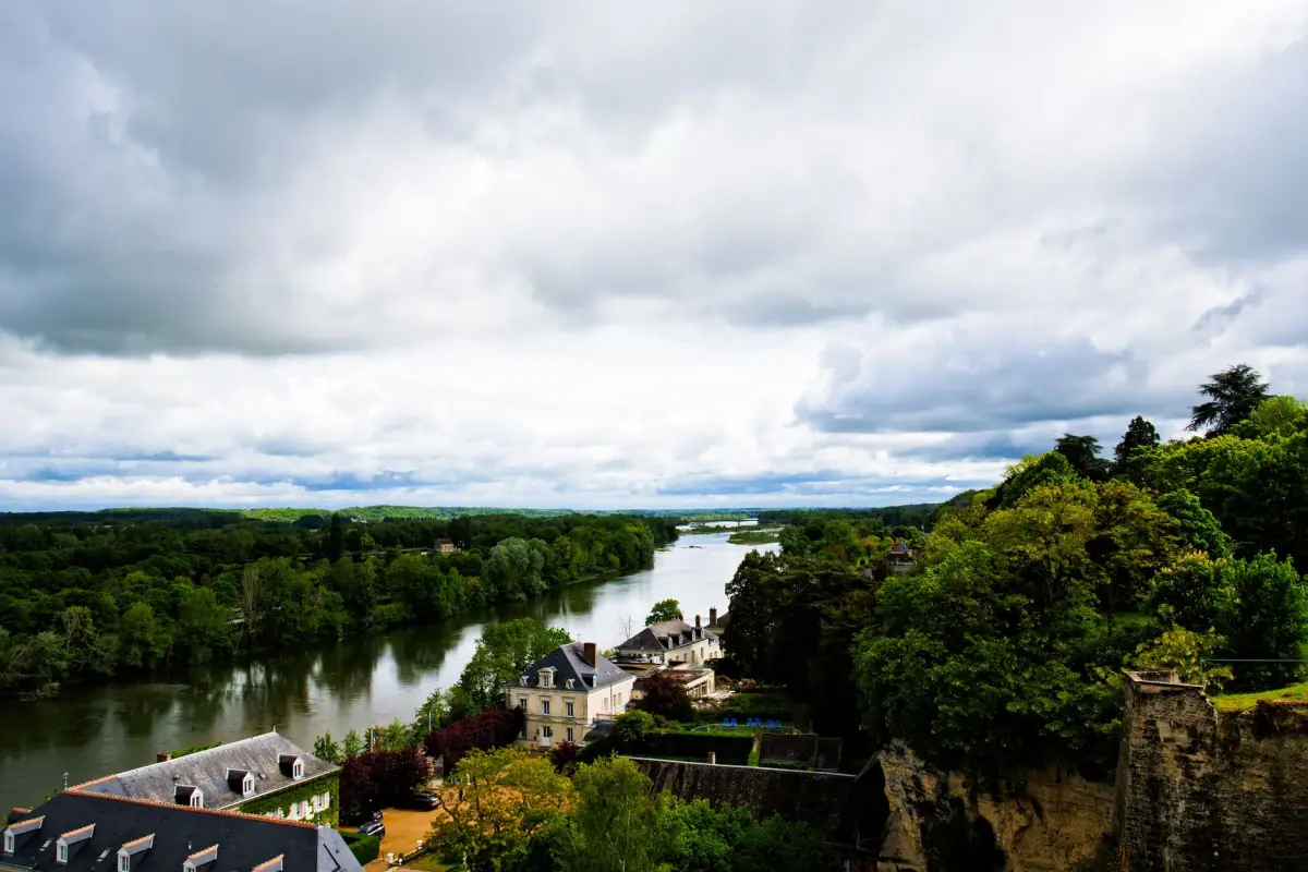 Paysage du Val de Loire nivernais avec bourg et coteaux